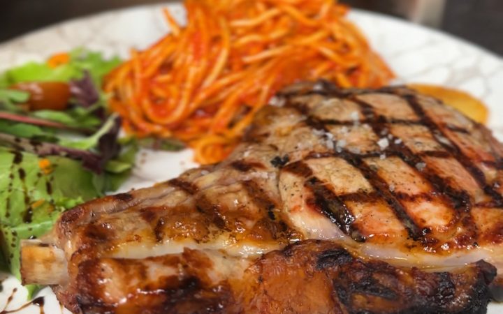 Poisson grillé et carottes râpées chez Gilda