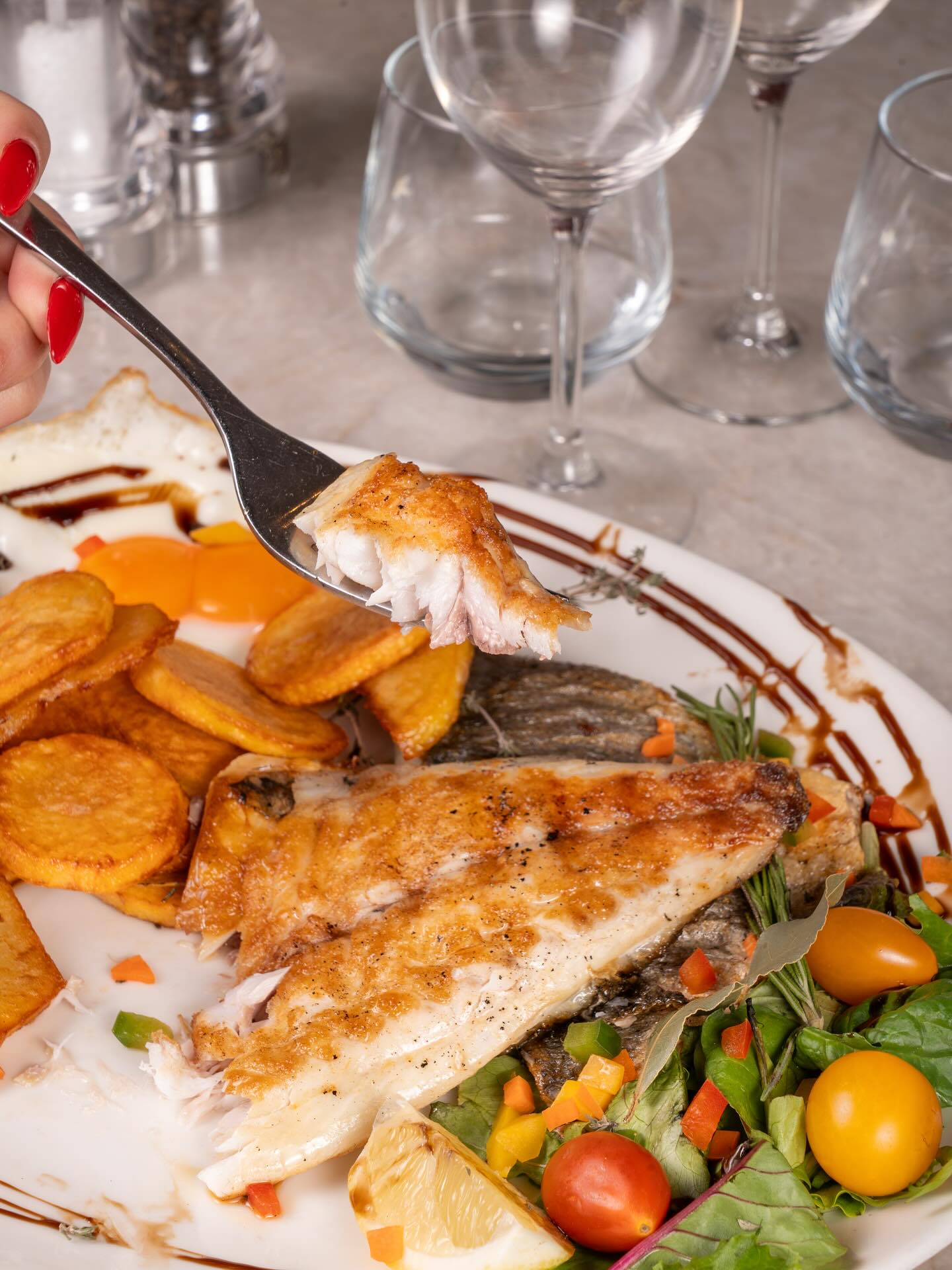 Poisson grillé accompagné de pommes de terre chez Gilda
